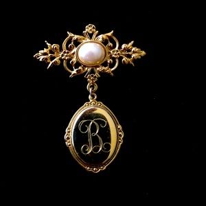 Vintage gold tone BROOCH Pin with faux pearl- etched ‘B’ in script